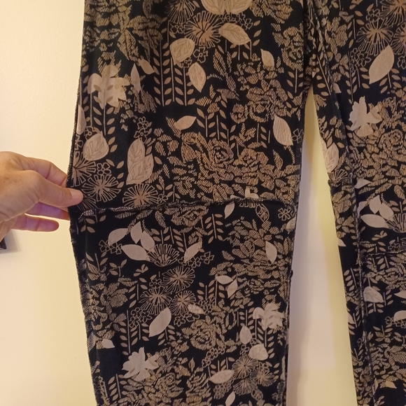 Chicos Travelers pants in a Fall print womens size large Chicos size 2 - Picture 3 of 6